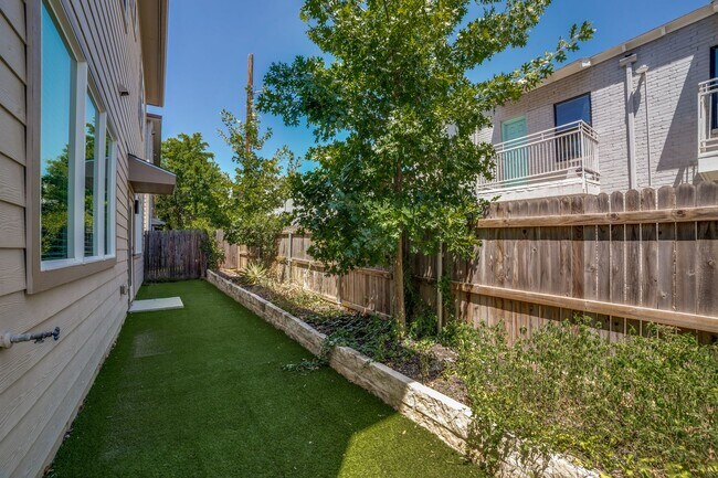Building Photo - 1618 W Lawndale Dr