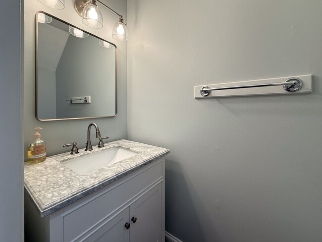 Building Photo - Double En-Suite Townhome