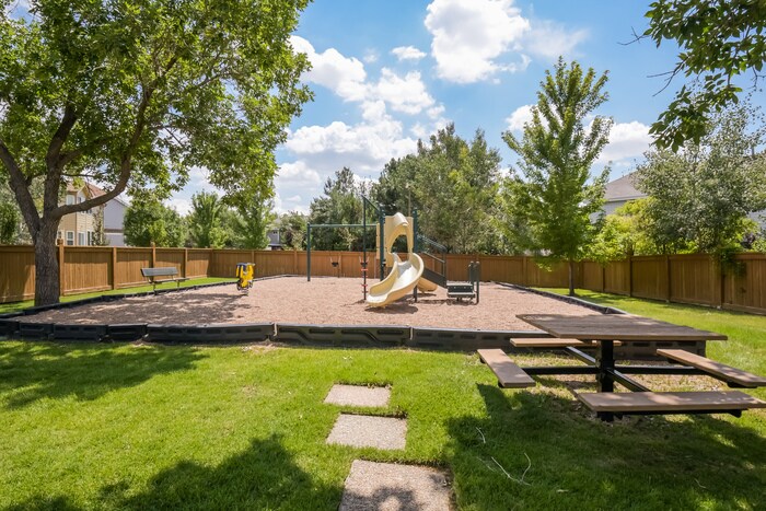 Building Photo - 16556 E Hialeah Dr