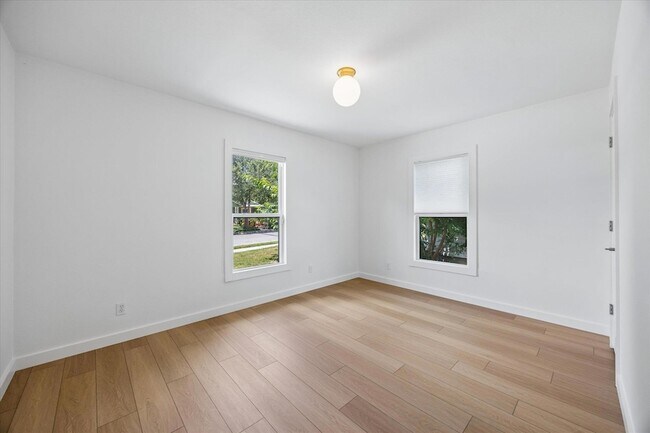 Building Photo - 3013 E 14th 1/2 St