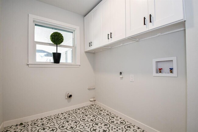 Building Photo - 4302 McDermed Dr