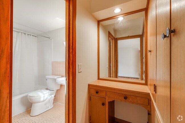 Studio - 400SF - Bathroom - 3520 Grand