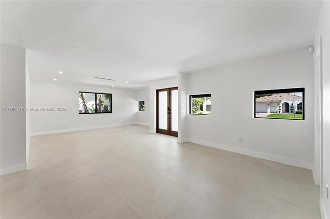 Building Photo - 5736 SW 35th St