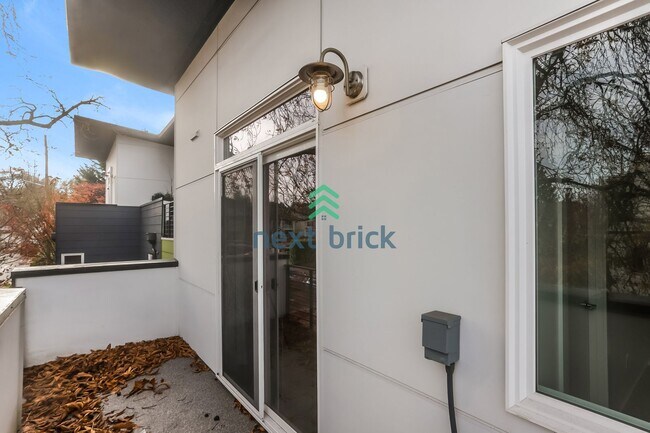 Building Photo - A beautiful 3 bed and 2 bathroom house for rent