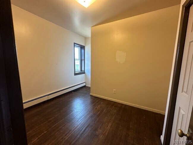 Building Photo - 654 Hertel Ave