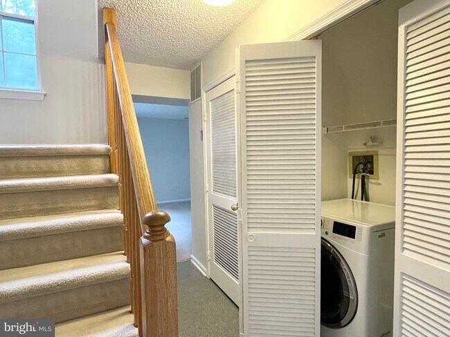 Building Photo - 33 Ketley Pl