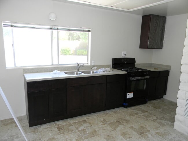 Building Photo - 1342 E Maple Ave