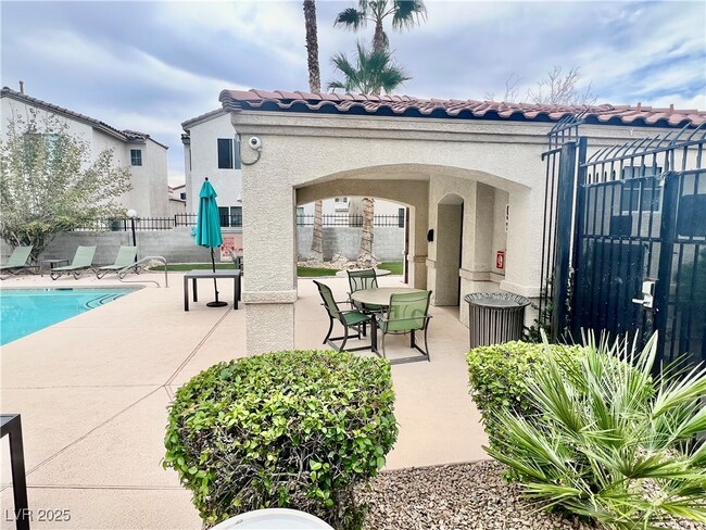 Building Photo - 1324 Sun Village Ave