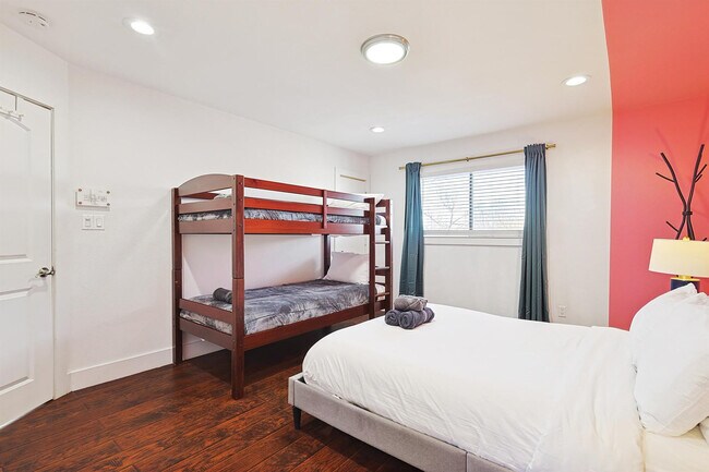 Building Photo - 313 Melorine Dr