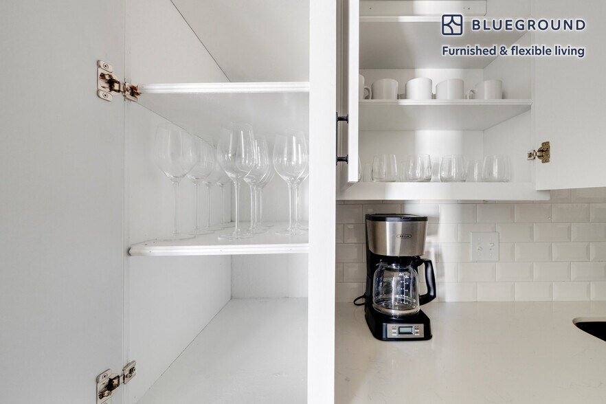 Building Photo - 201 E 4th St