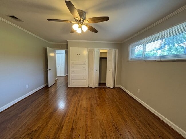 Building Photo - 2 Bedroom, 1 Bath duplex (right side unit) close to downtown Greenville with hardwood floors, a l...