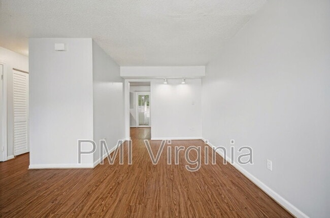 Building Photo - 3310 Scarborough Way
