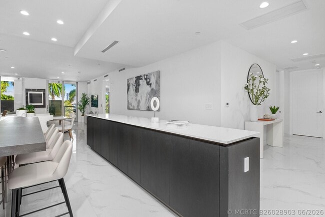 Building Photo - 495 E Royal Palm Rd