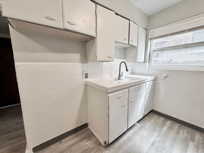 Building Photo - 5014 Lillian Dr