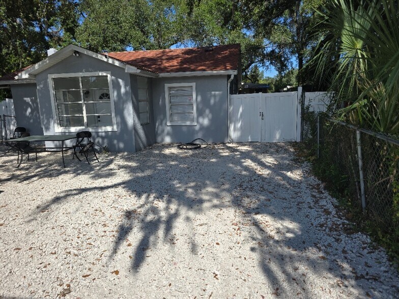 Building Photo - 3212 E Henry Ave