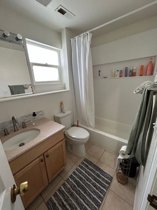 Building Photo - Geneseo Duplex