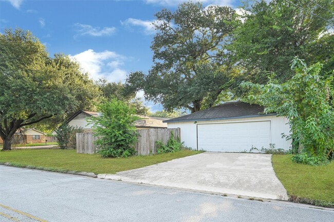 Building Photo - 122 Gruss Dr