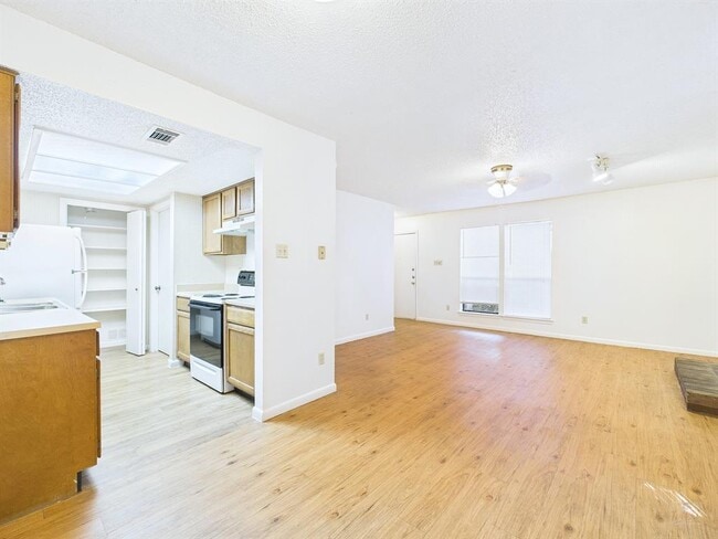 Building Photo - 8502 Lyndon Ln