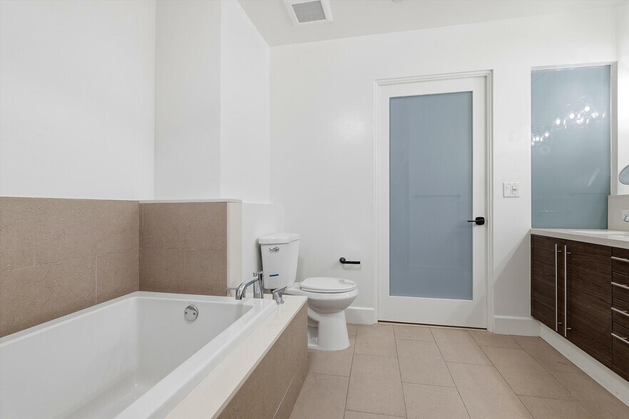 Building Photo - 1250 N Harper Ave