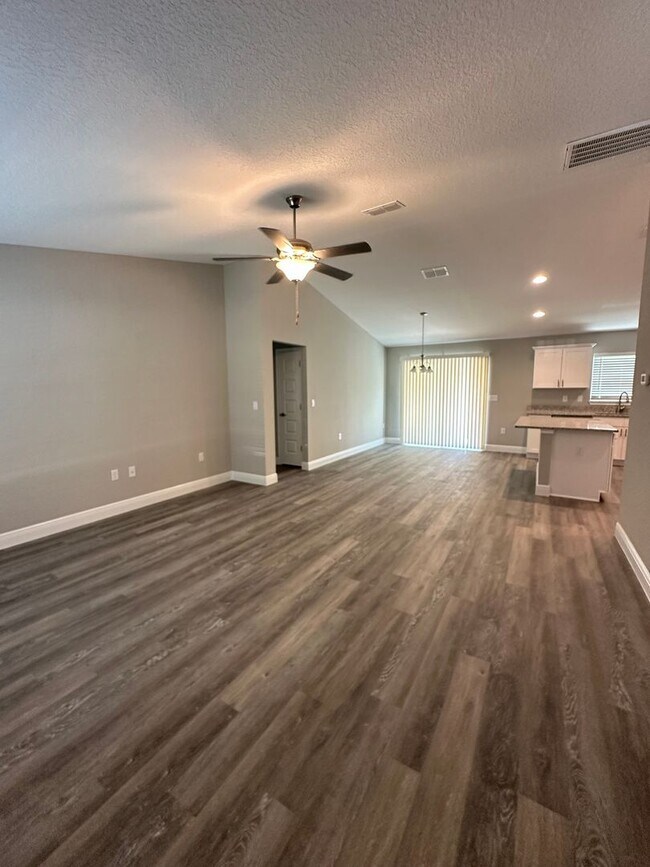 Building Photo - Silver Springs Shores