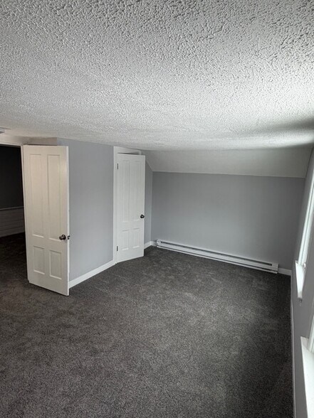 Building Photo - 122 River Rd