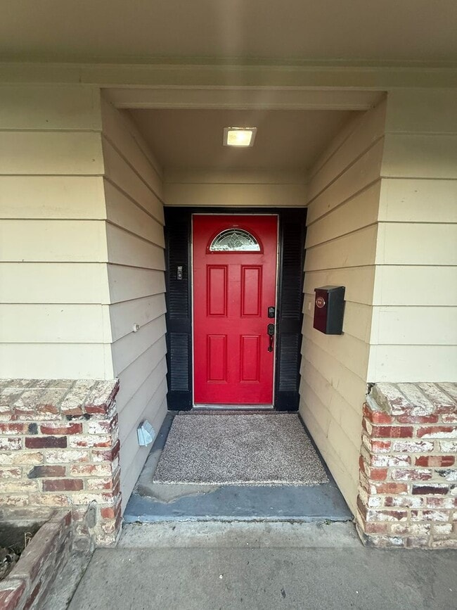 Building Photo - Spacious 3/1 in Arden Manor