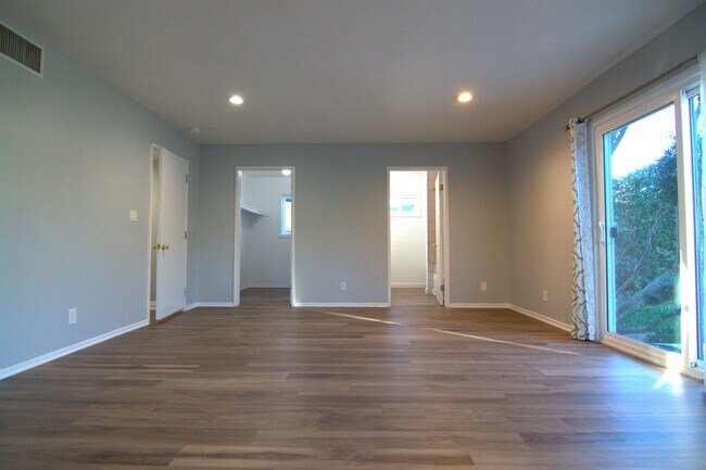 Building Photo - 8806 Haskell Ave