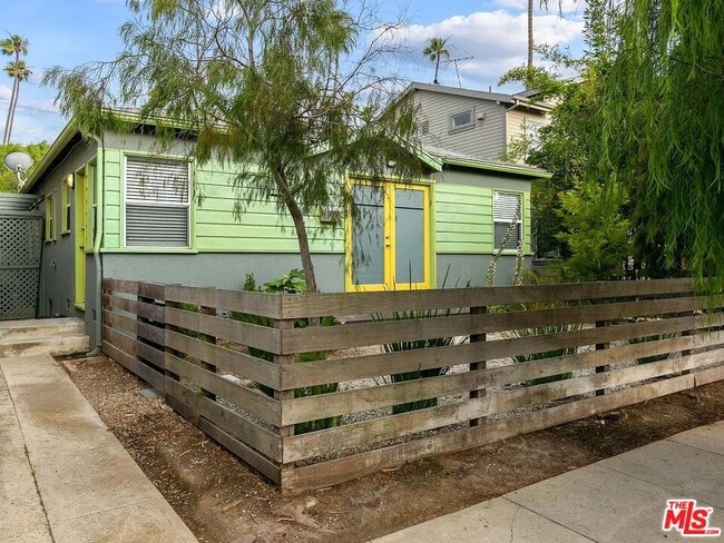 Building Photo - 906 Venezia Ave