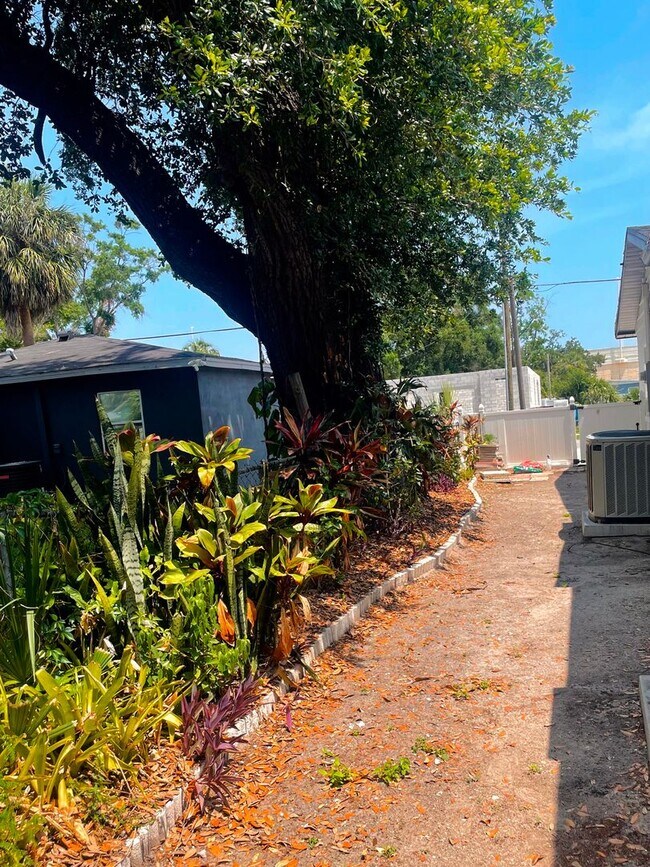 Building Photo - Stylish 3-Bedroom Bungalow Near Downtown Tampa - AVAILABLE ON JULY 5TH