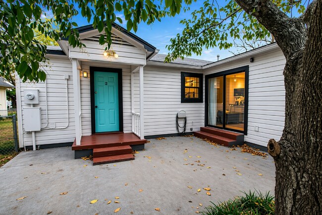 Building Photo - AVAILABLE BEGINNING OF JUNE ; APPLY ON OUR WEBSITE TODAY!!!