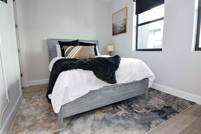 Building Photo - 1332 W Gray St