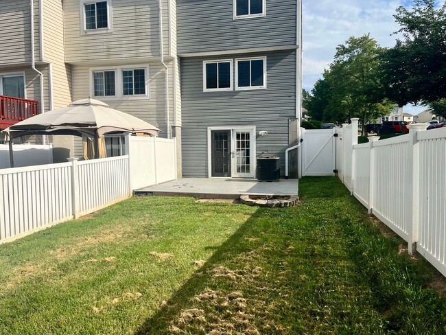 Building Photo - Charming 2 Bedroom/2 Bathroom in Laurel Valley!