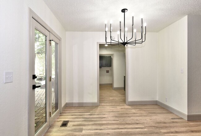 Building Photo - Updated 2 bed, 2 bath townhouse with 1,788...