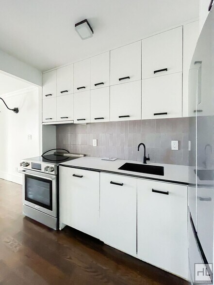 Building Photo - Carroll Gardens 2-Bed 1-Bath / In Unit W&D