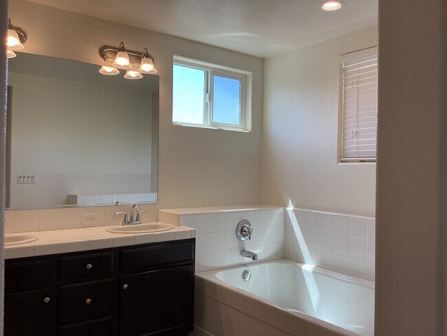 Building Photo - 2573 Daisy Dr