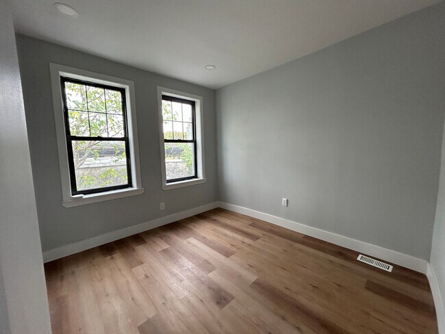 Building Photo - 3B1.5B House with Backyard in South Philly
