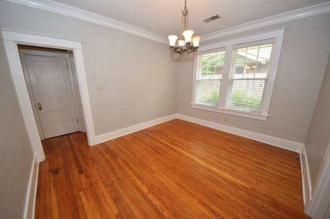 Building Photo - DARLING charmer with 3 beds and 2 baths near the U of M.