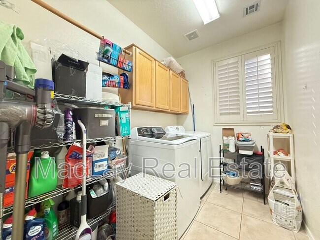 Building Photo - 757 W Aloe Pl