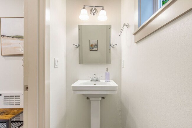 Building Photo - 316 19th Ave