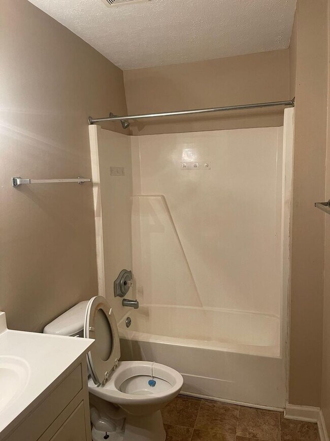 Building Photo - Modern 2-Bed, 1-Bath Oasis with Central Ai...