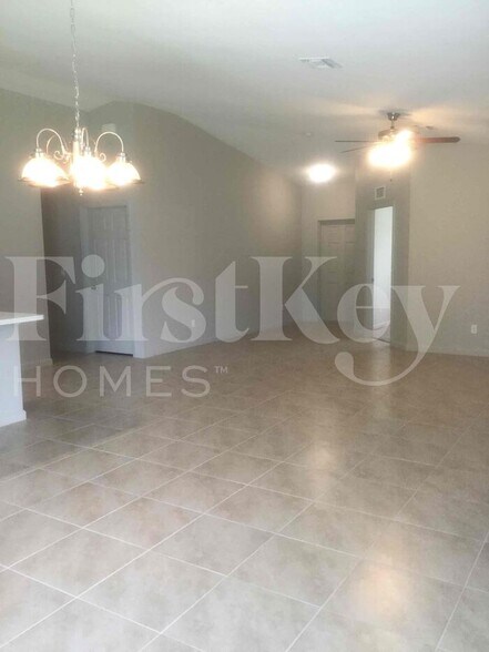 Building Photo - 1351 SW Amboy Ave