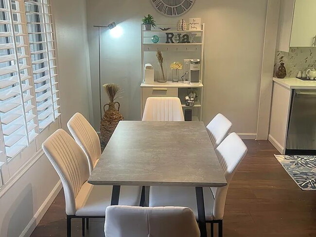 Building Photo - "Charming 1-Bedroom Oasis in Prime Santa Monica Location – Cozy 576 Sq Ft Gem!"