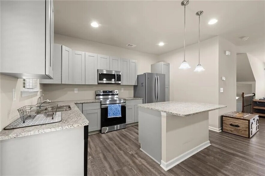 Building Photo - Room in Townhome on Chatham Ridge Dr