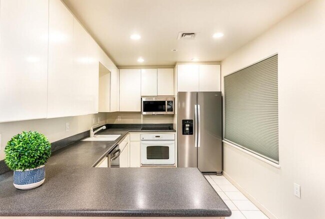 Building Photo - 2 bedroom in Seattle WA 98116