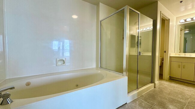 Building Photo - GORGEOUS Views from the 29th Floor 2bd 2ba...