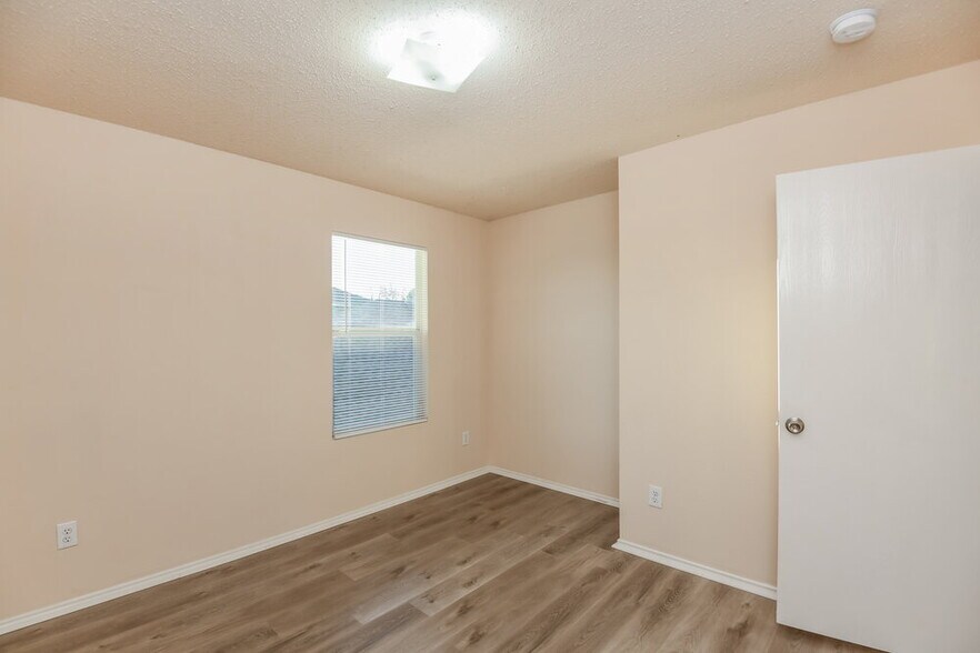 Building Photo - 4852 Waterford Dr