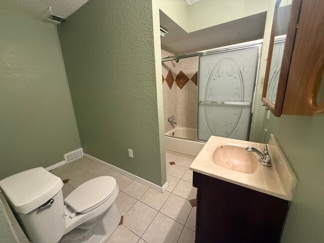 Building Photo - 2 bedroom 2 bathroom house 76116