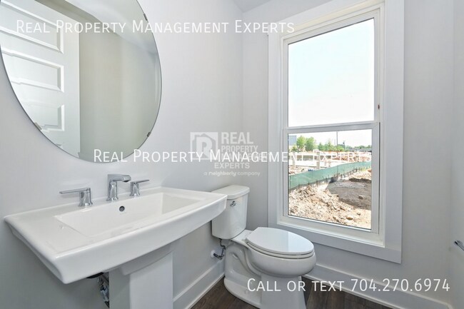 Building Photo - 2140 Terwilliger Terrace