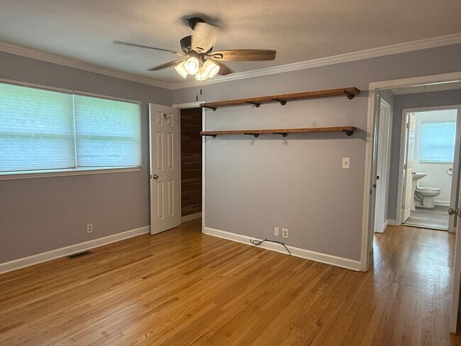 Building Photo - ** PENDING APPLICATION ** 3/2 bath home - Town Acres School District!