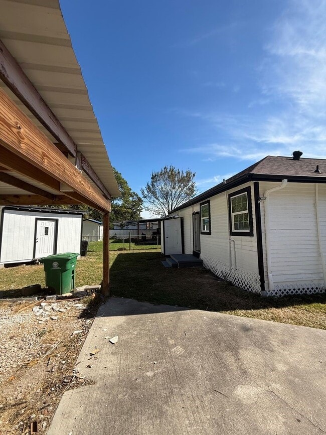 Building Photo - 8407 Carolwood Dr